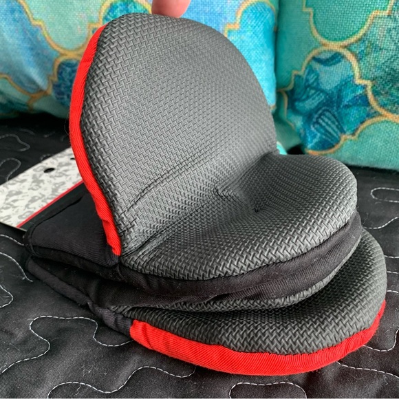 Disney Mickey Mouse Oven Mitts NEW - Picture 4 of 8